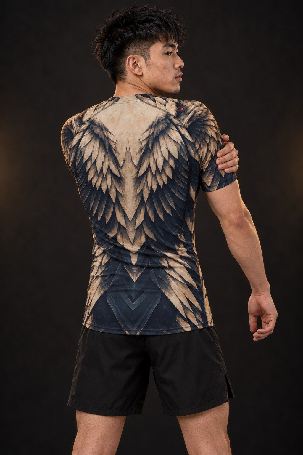 Rash guard Aigle Sentinelle manches courtes homme, Tête d'aigle gravée, dégradé sable vers bleu nuit, vue de dos