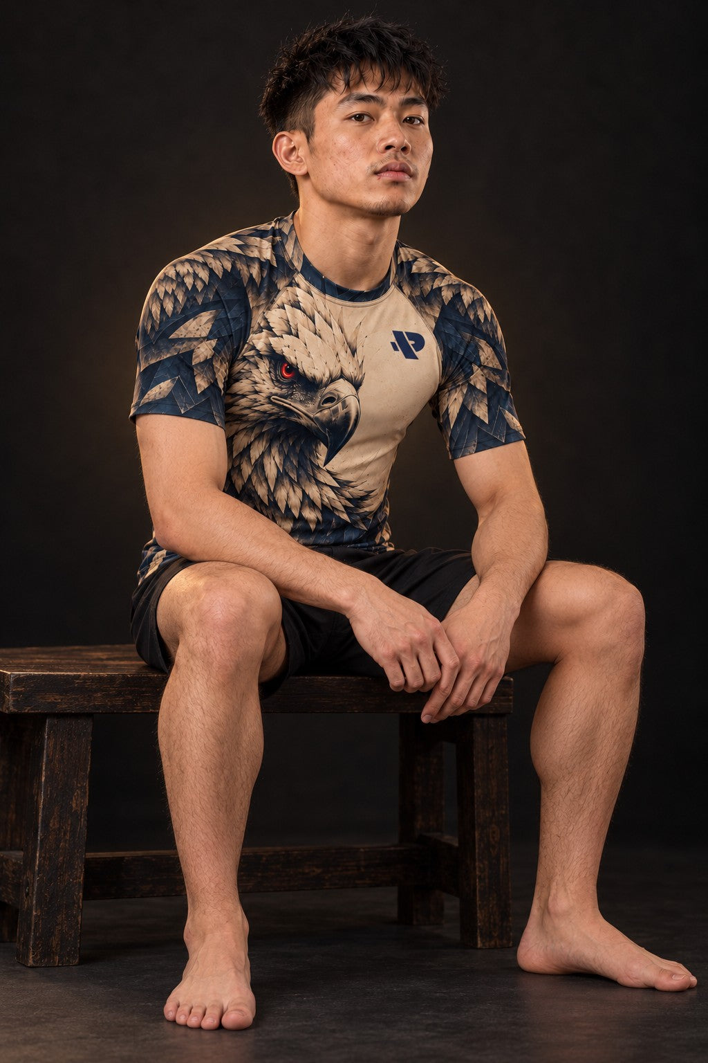 Rash guard Aigle Sentinelle manches courtes homme, Tête d'aigle gravée, dégradé sable vers bleu nuit