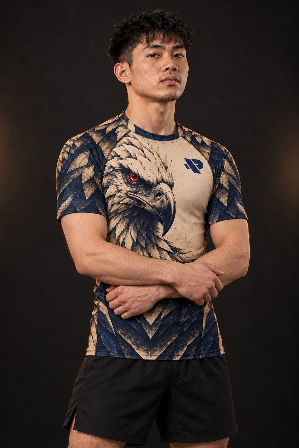 Rash guard Aigle Sentinelle manches courtes homme, Tête d'aigle gravée, dégradé sable vers bleu nuit