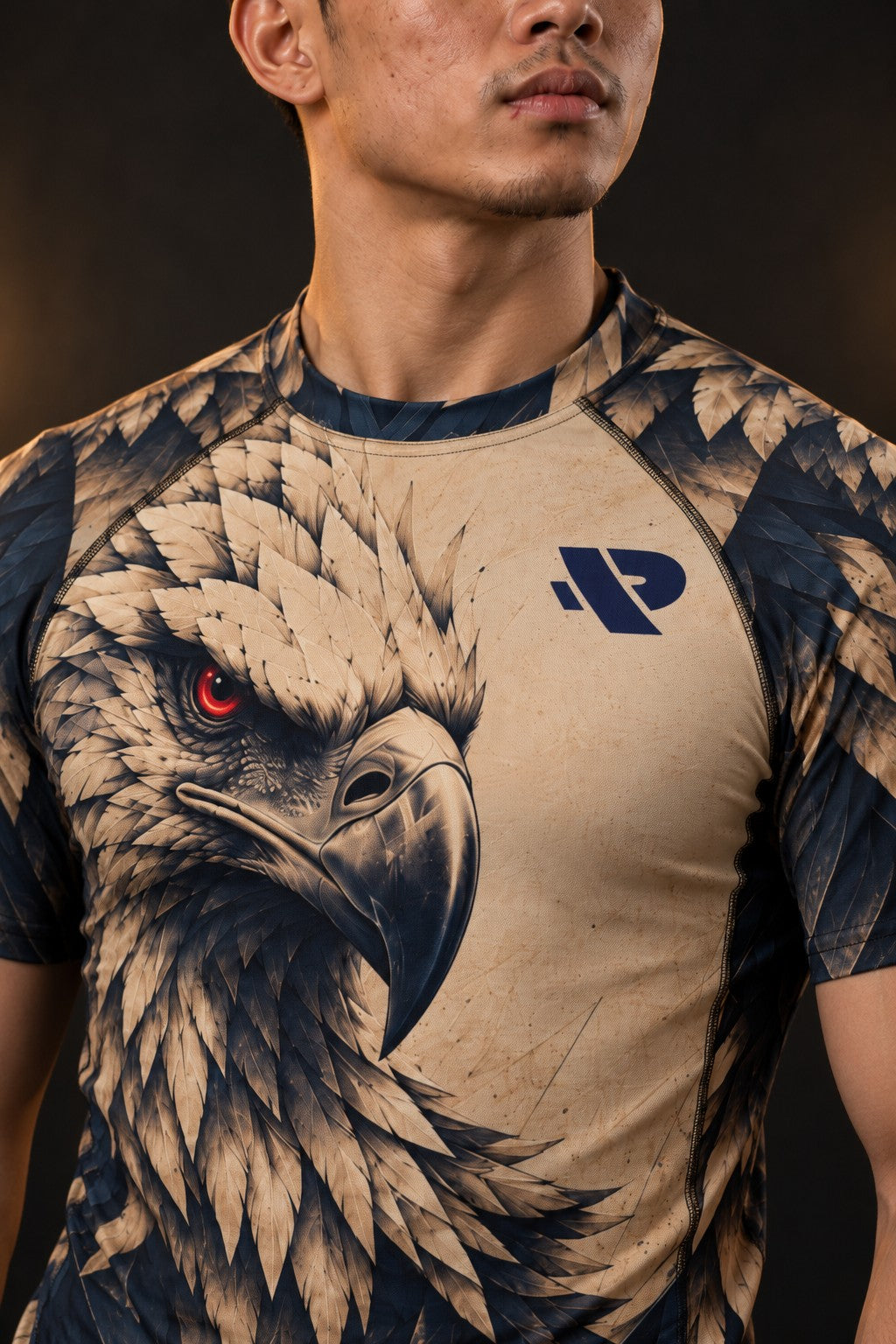 Rash guard Aigle Sentinelle manches courtes homme, Tête d'aigle gravée, dégradé sable vers bleu nuit