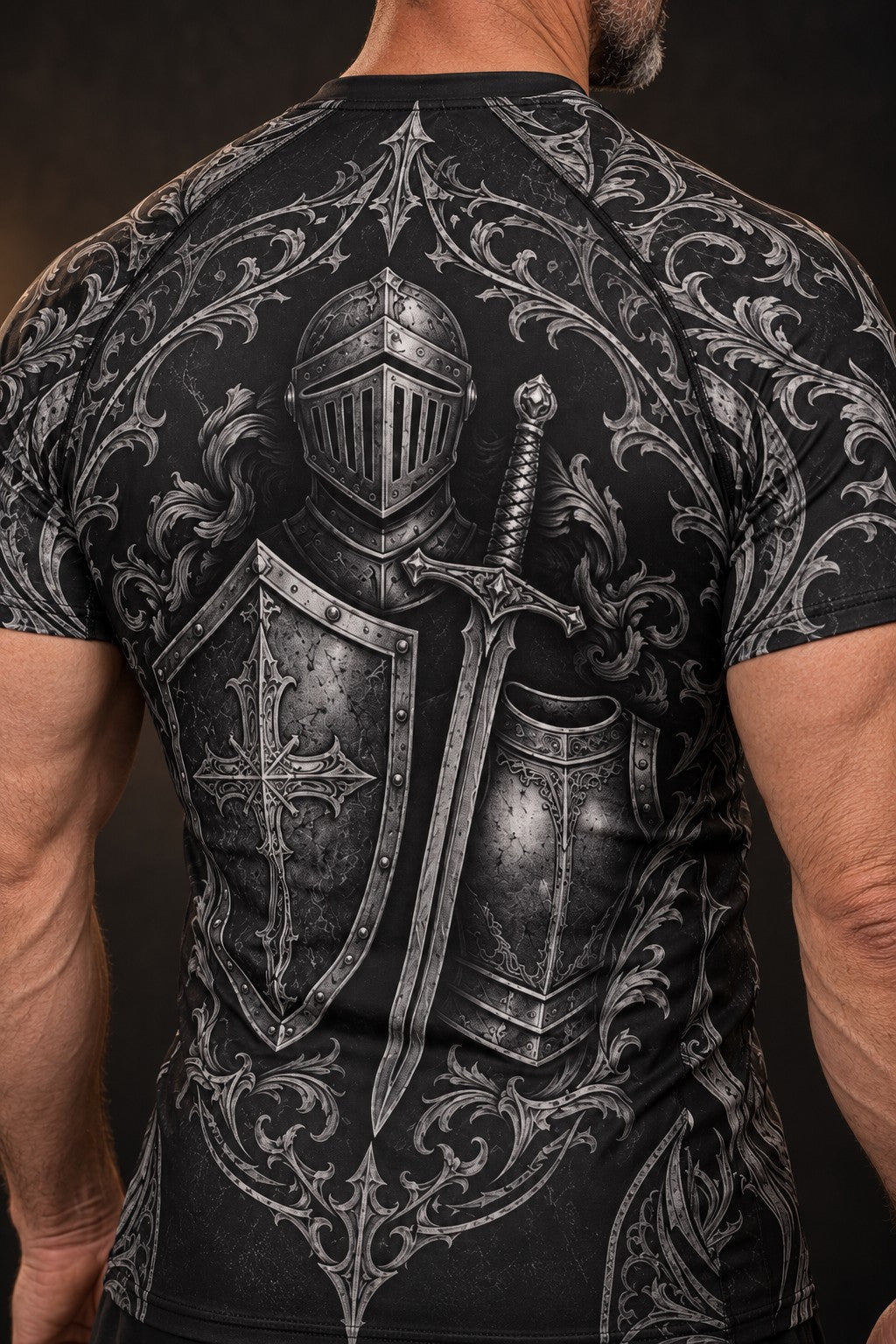 Rash guard Armure de Dieu manches courtes homme, Bouclier, heaume, épée et cuirasse en gravure argent sur noir, vue de dos