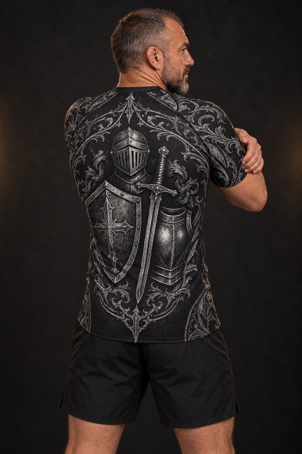 Rash guard Armure de Dieu manches courtes homme, Bouclier, heaume, épée et cuirasse en gravure argent sur noir, vue de dos