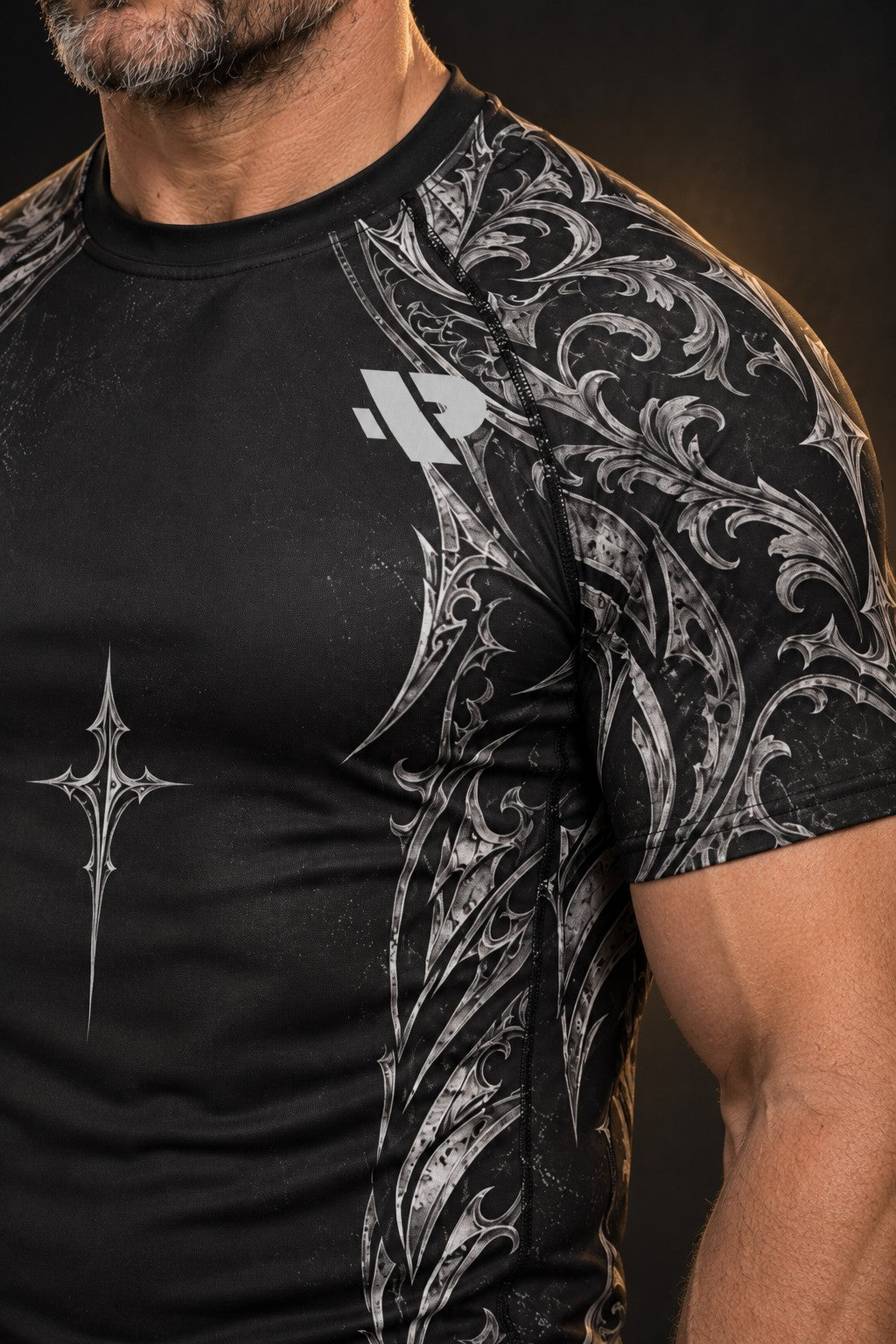 Rash guard Armure de Dieu manches courtes homme, Bouclier, heaume, épée et cuirasse en gravure argent sur noir
