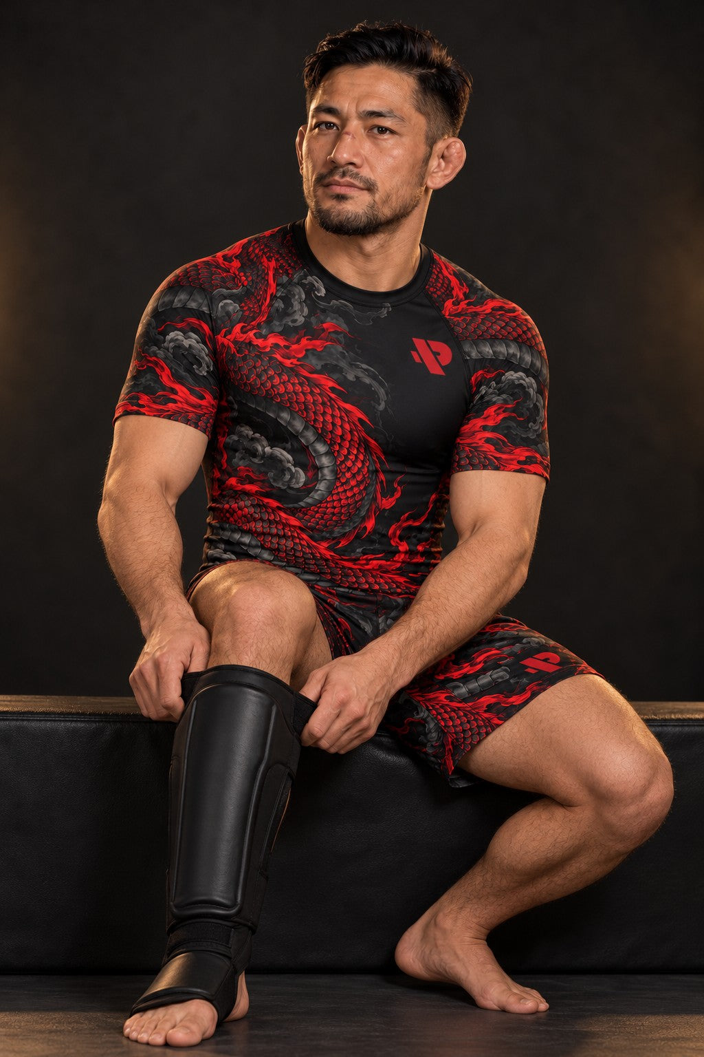 Rash guard Dragon Rouge homme, dragon japonais rouge et noir enroulé autour du buste, fond noir
