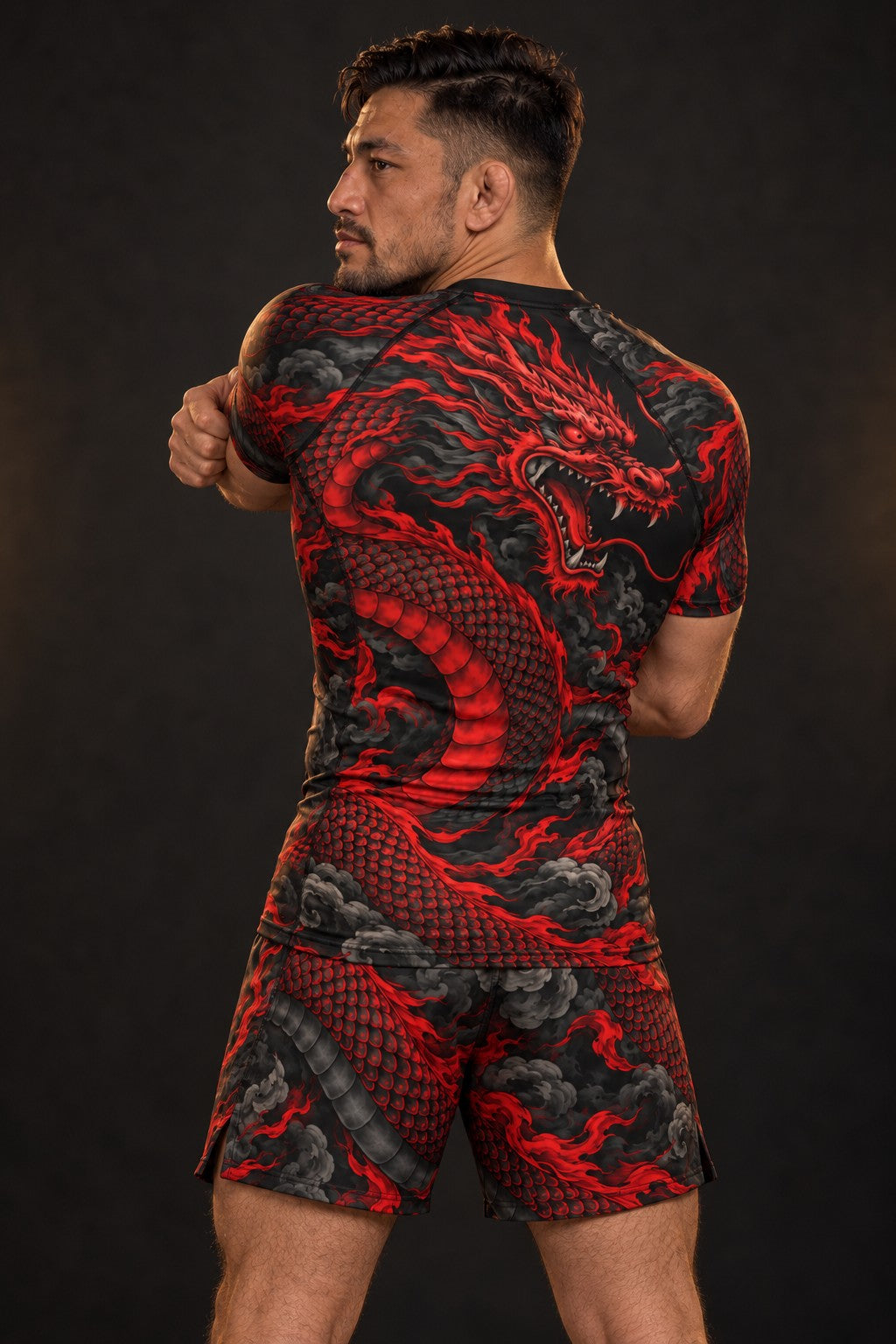 Rash guard Dragon Rouge homme, dragon japonais rouge et noir enroulé autour du buste, fond noir, vue de dos