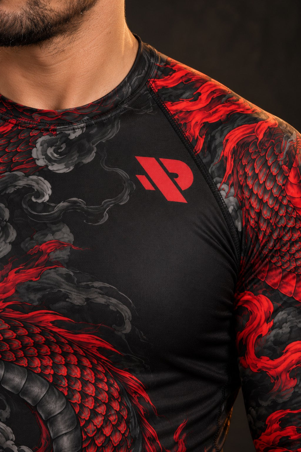 Rash guard Dragon Rouge manches longues homme, dragon japonais rouge et noir enroulé autour du buste, fond noir