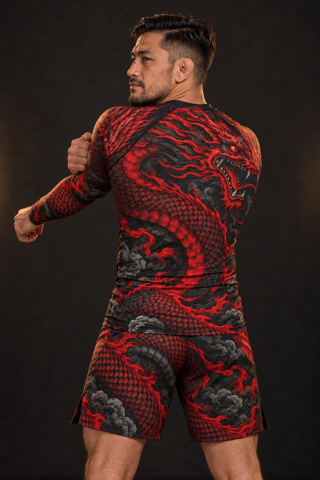 Rash guard Dragon Rouge manches longues homme, dragon japonais rouge et noir enroulé autour du buste, fond noir, vue de dos