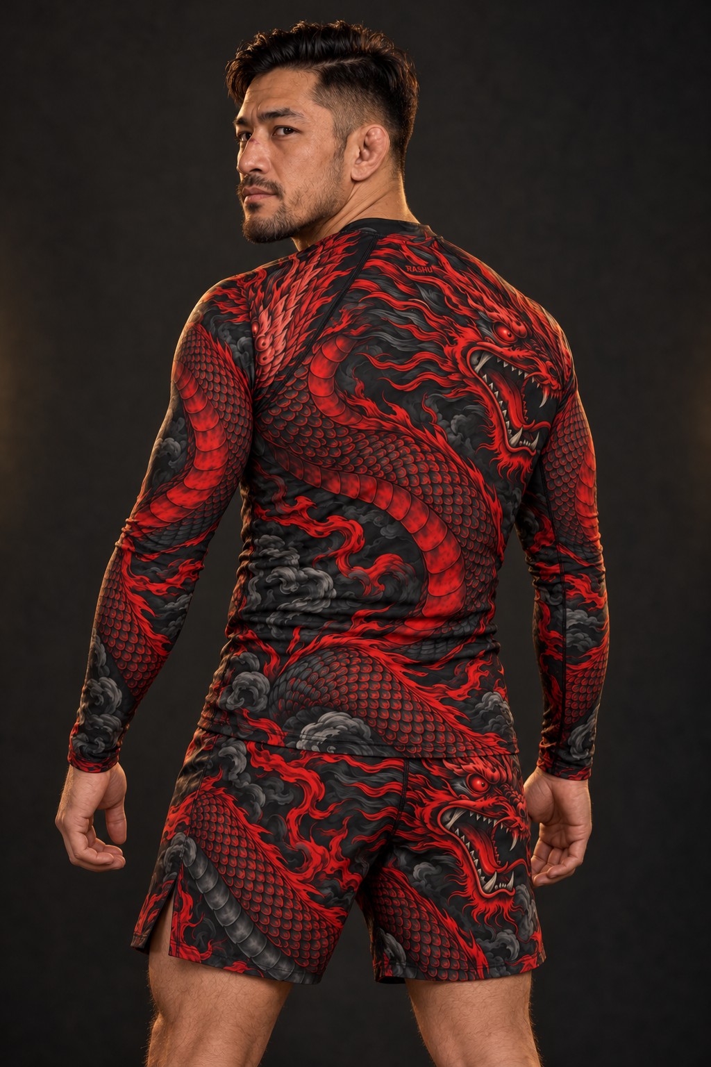 Rash guard Dragon Rouge manches longues homme, dragon japonais rouge et noir enroulé autour du buste, fond noir, vue de dos