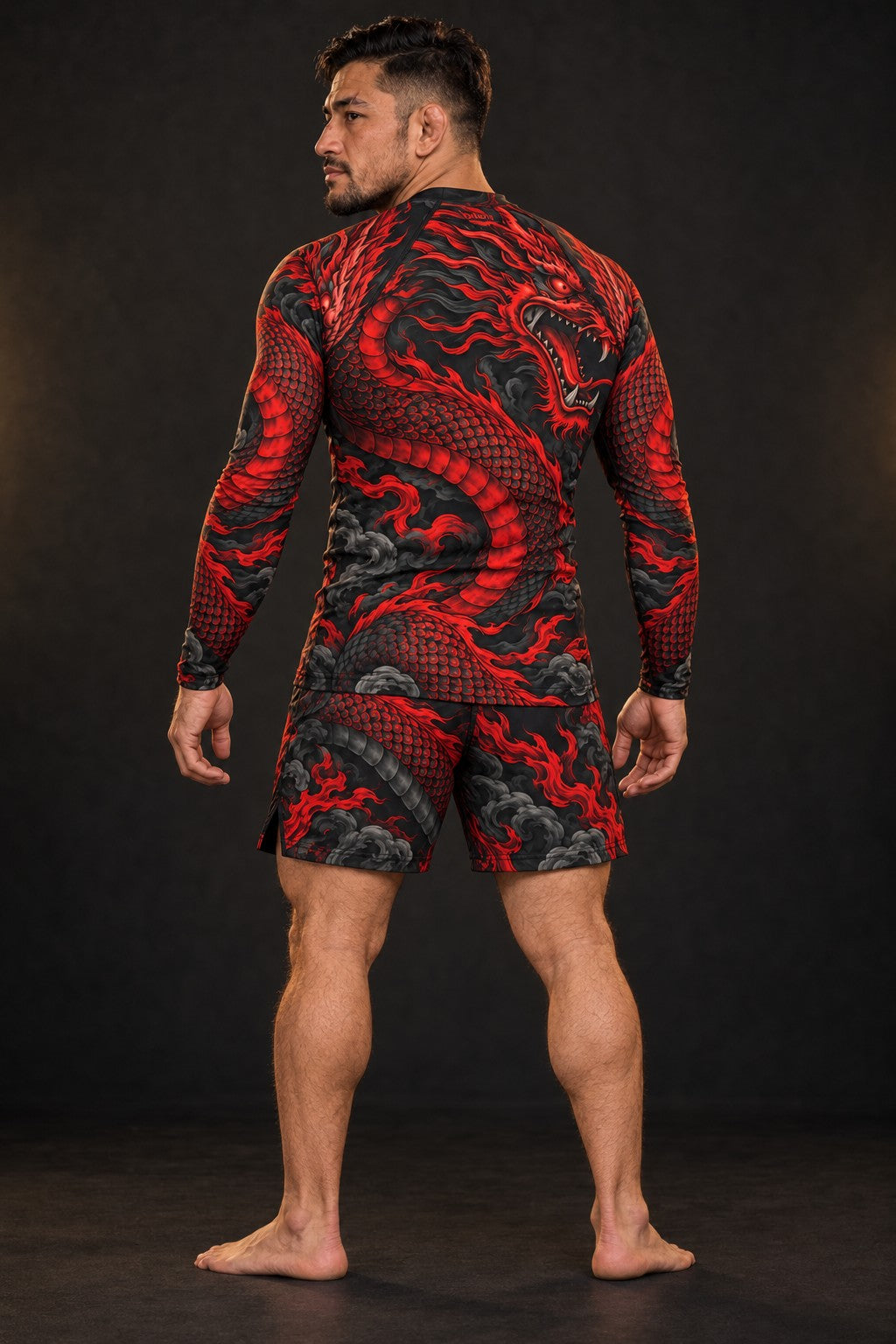 Rash guard Dragon Rouge manches longues homme, dragon japonais rouge et noir enroulé autour du buste, fond noir, vue de dos