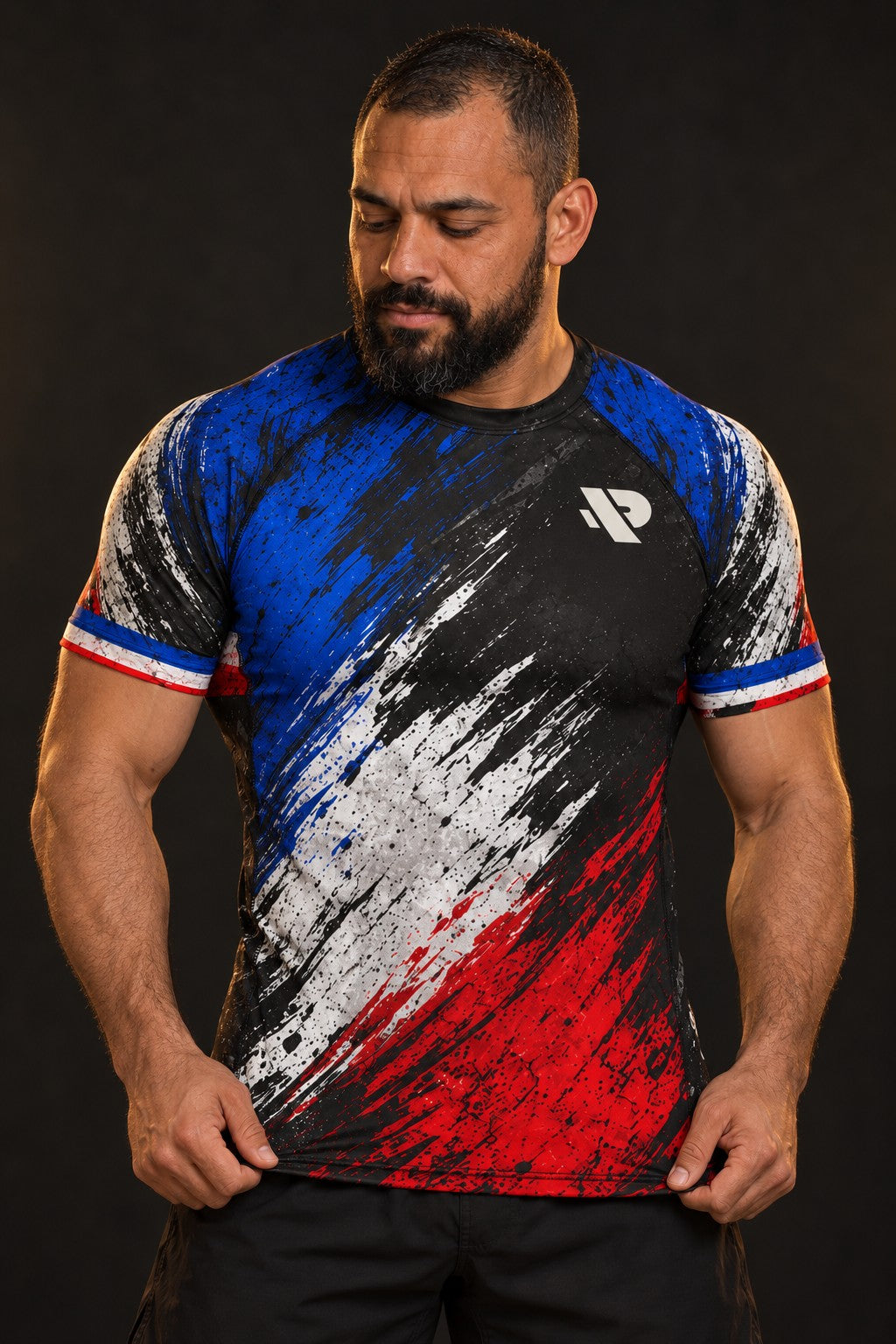 Rash guard Fierté France homme, bleu, blanc, rouge en coups de pinceau déchirés, fond noir usé