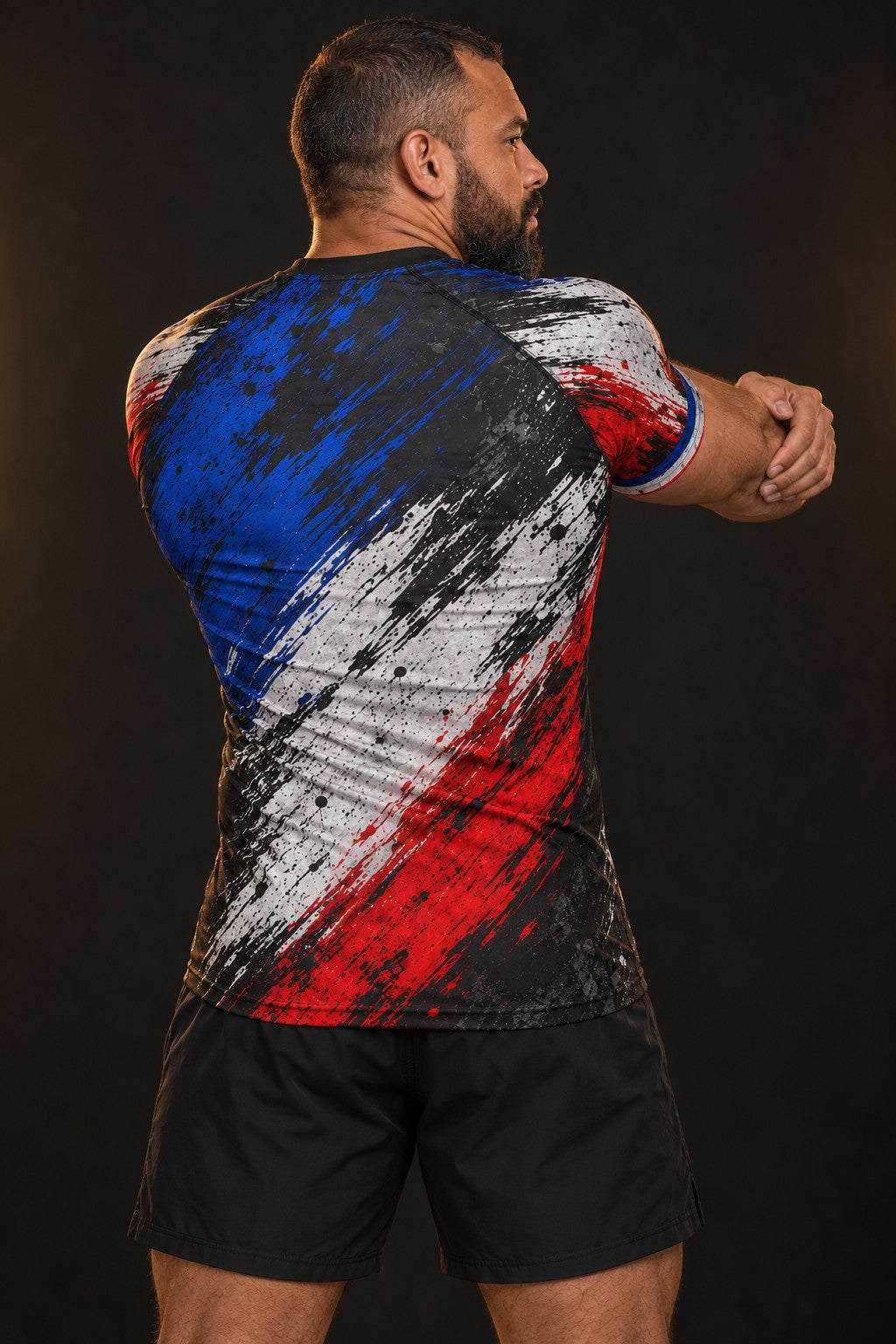 Rash guard Fierté France homme, bleu, blanc, rouge en coups de pinceau déchirés, fond noir usé, vue de dos
