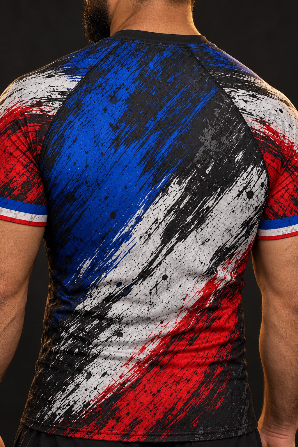 Rash guard Fierté France homme, bleu, blanc, rouge en coups de pinceau déchirés, fond noir usé, vue de dos