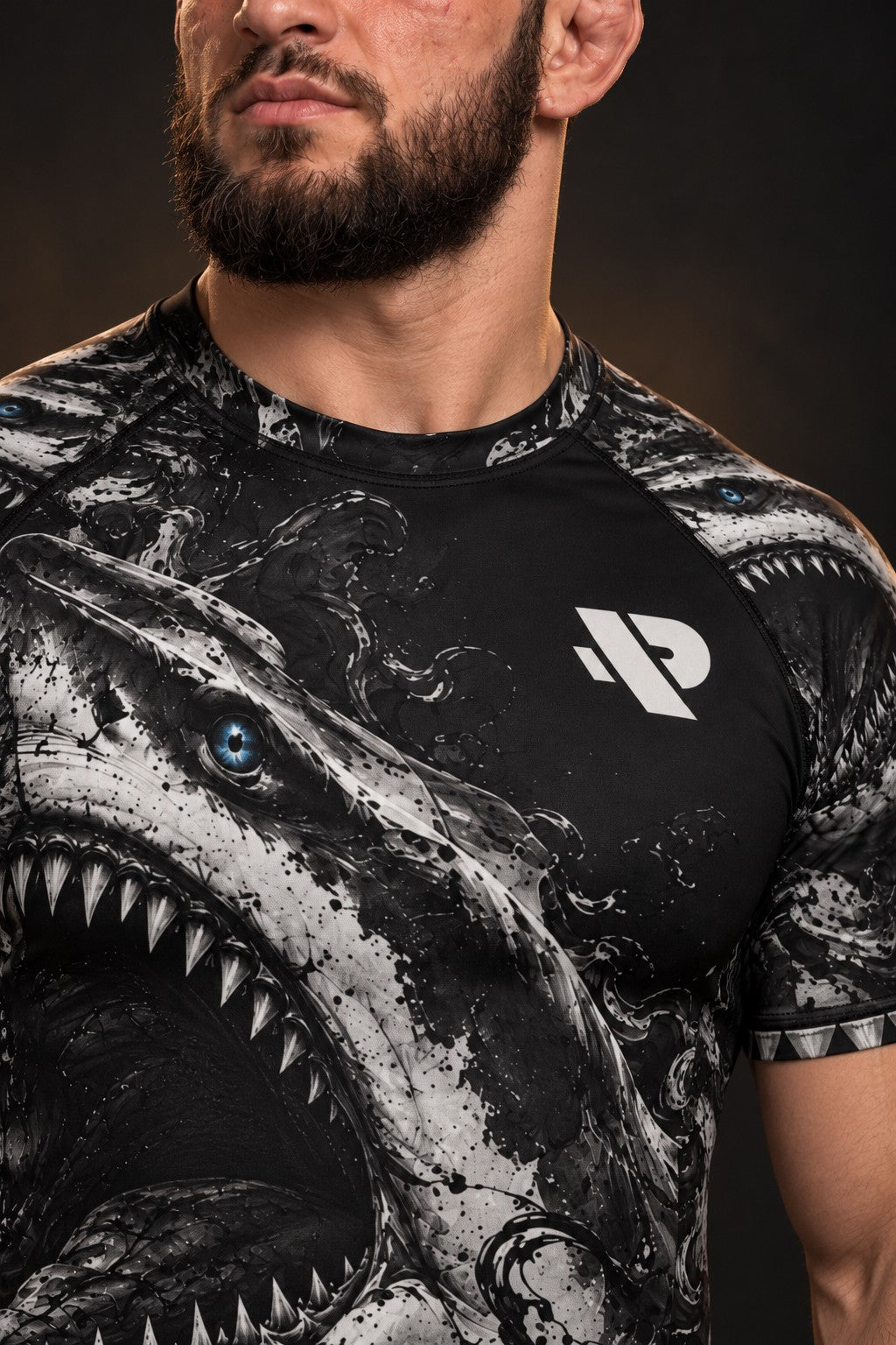 Rash guard Grand Blanc manches courtes homme, Grand requin blanc gueule ouverte sortant d'une fumée noire