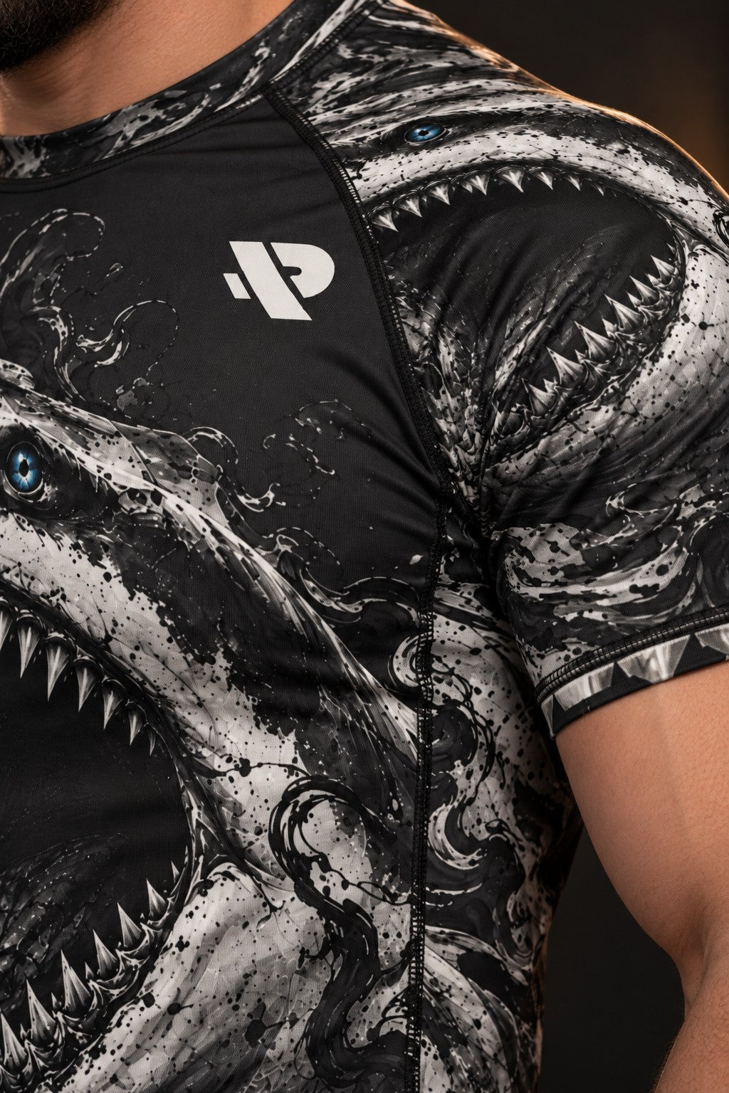 Rash guard Grand Blanc manches courtes homme, Grand requin blanc gueule ouverte sortant d'une fumée noire