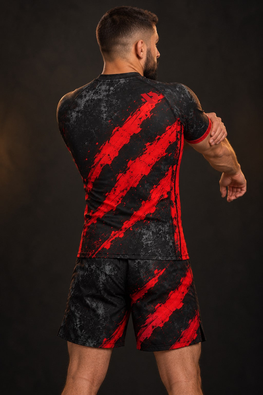 Rash guard Griffes Blood manches courtes homme, 3 griffures rouge sang sur fond noir usé, vue de dos