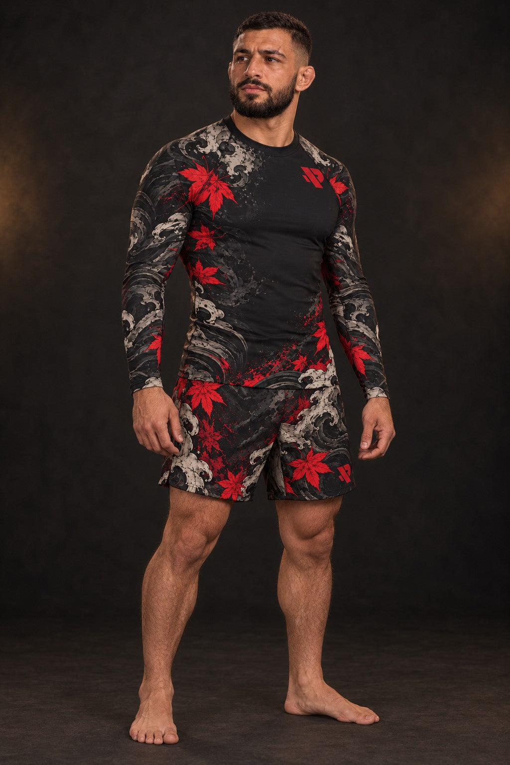 Rash guard Hannya Rouge manches longues homme, masque hannya rouge et blanc, feuilles d'érable et vent, fond noir, vue de face