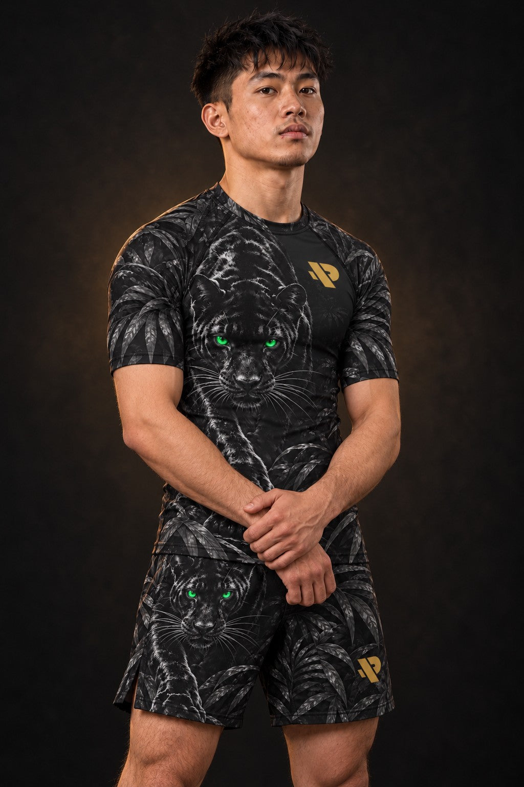 Rash guard Panthère Noire manches courtes homme, panthère noire dans des feuilles sombres, yeux vert émeraude, vue de face