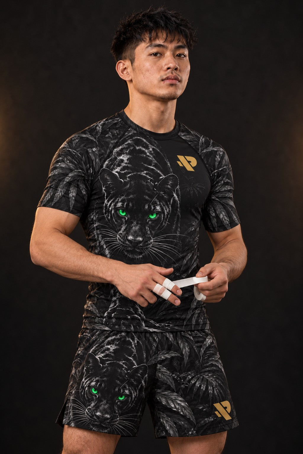 Rash guard Panthère Noire manches courtes homme, panthère noire dans des feuilles sombres, yeux vert émeraude