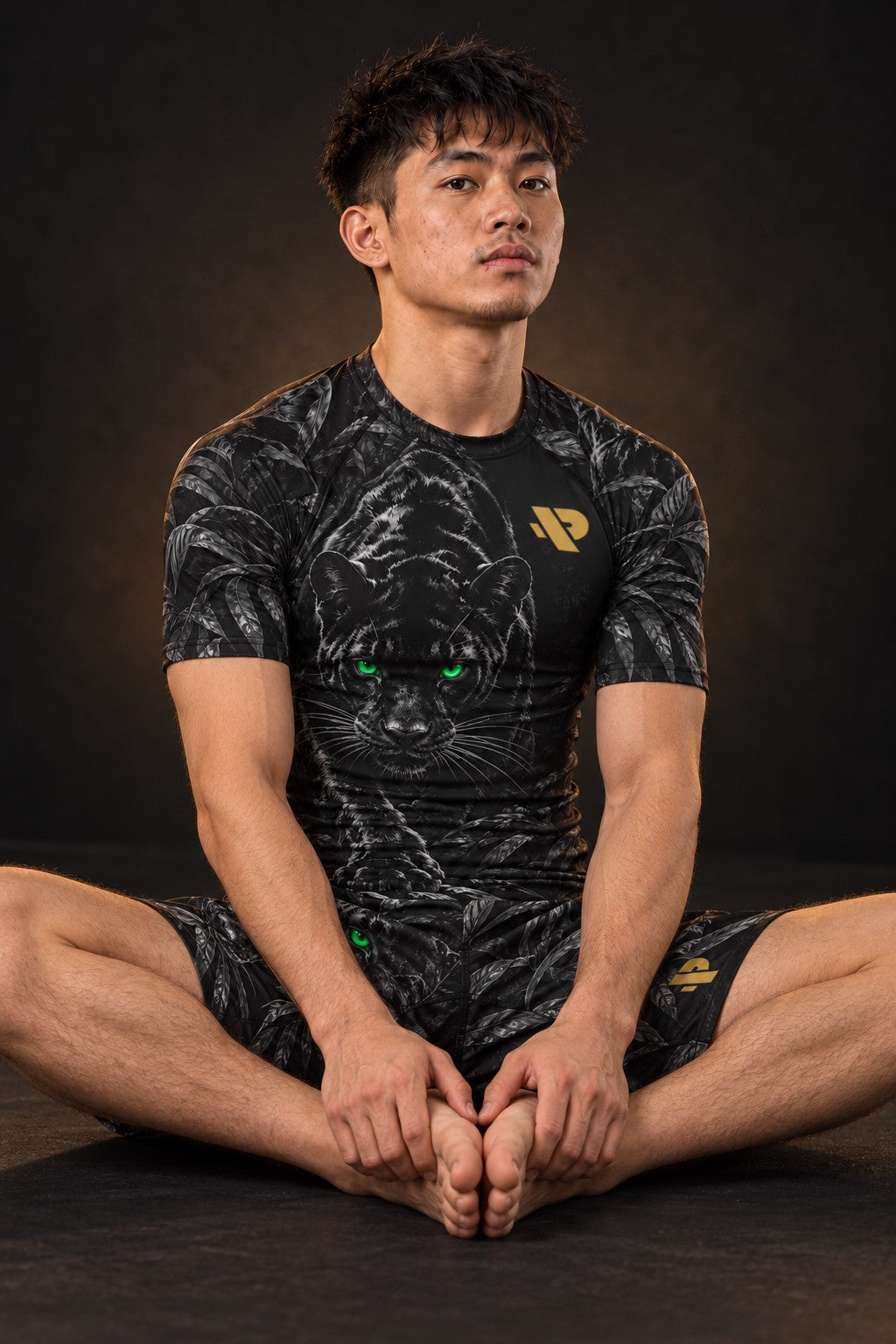 Rash guard Panthère Noire manches courtes homme, panthère noire dans des feuilles sombres, yeux vert émeraude