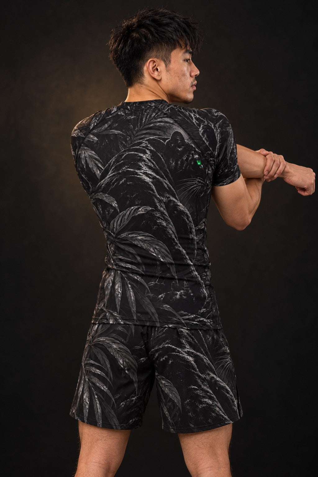 Rash guard Panthère Noire manches courtes homme, panthère noire dans des feuilles sombres, yeux vert émeraude, vue de dos