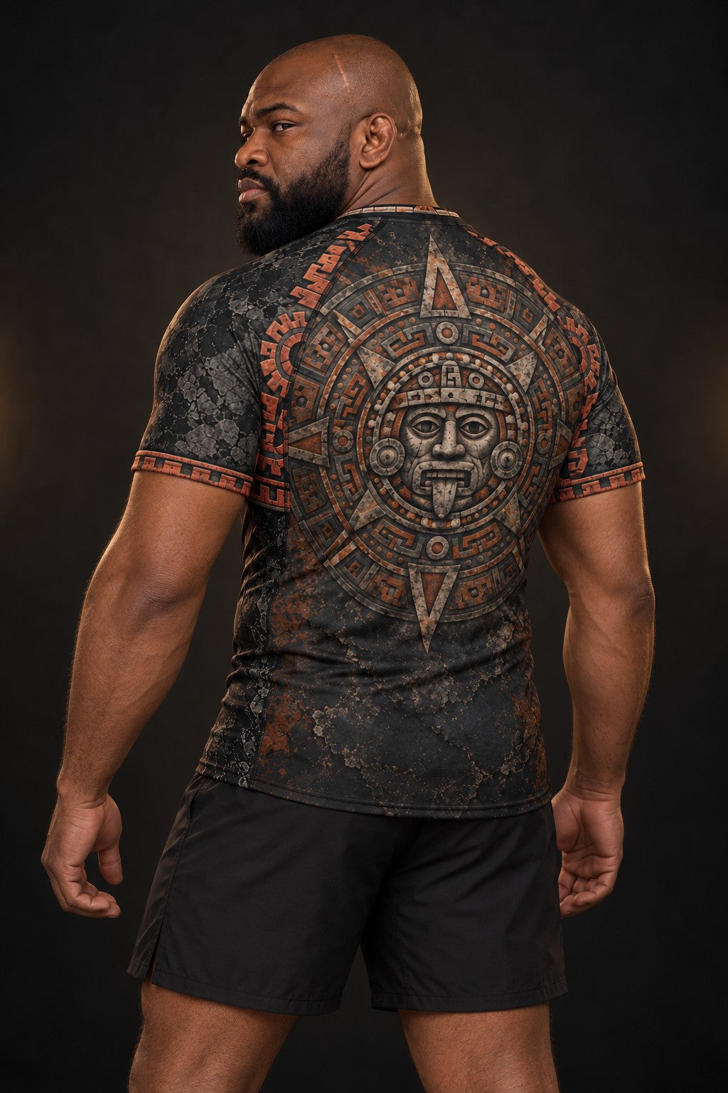 Rash guard Pierre du Soleil manches courtes homme, Disque solaire aztèque sculpté gris pierre et terre cuite, vue de dos