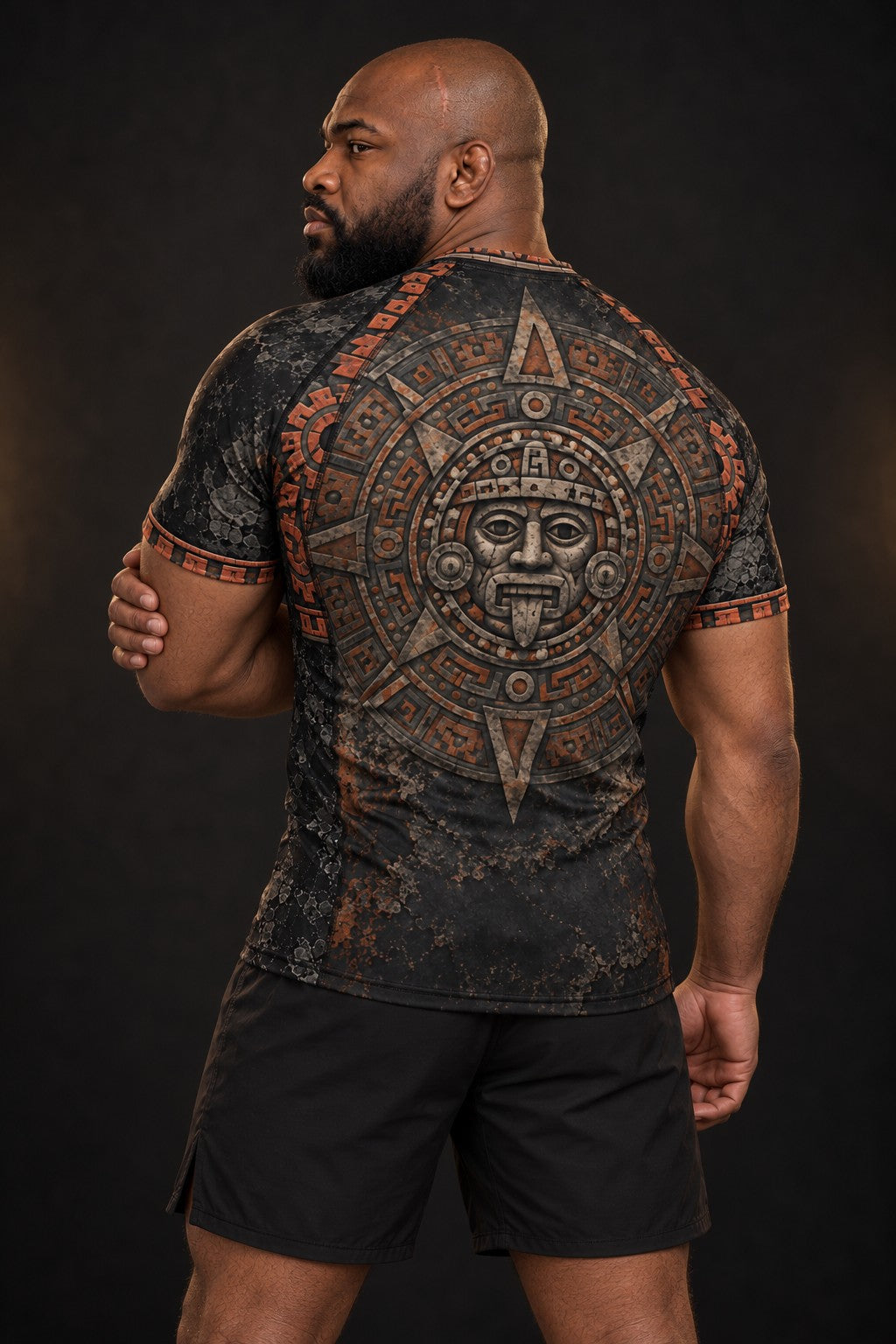 Rash guard Pierre du Soleil manches courtes homme, Disque solaire aztèque sculpté gris pierre et terre cuite, vue de dos