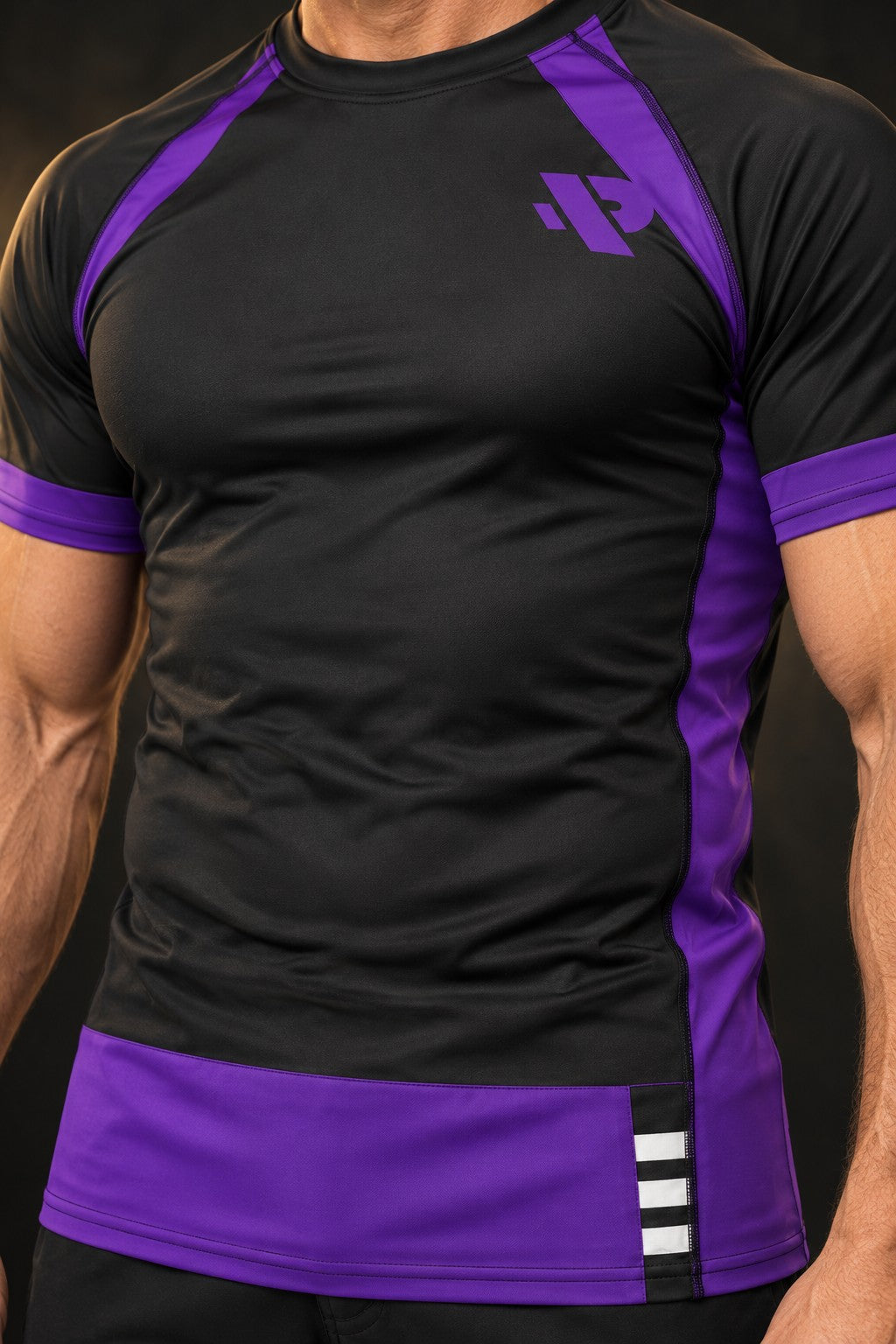 Rash guard Ranked Ceinture Violette manches courtes homme, large bande violet profond à la taille et manches violettes, fond noir