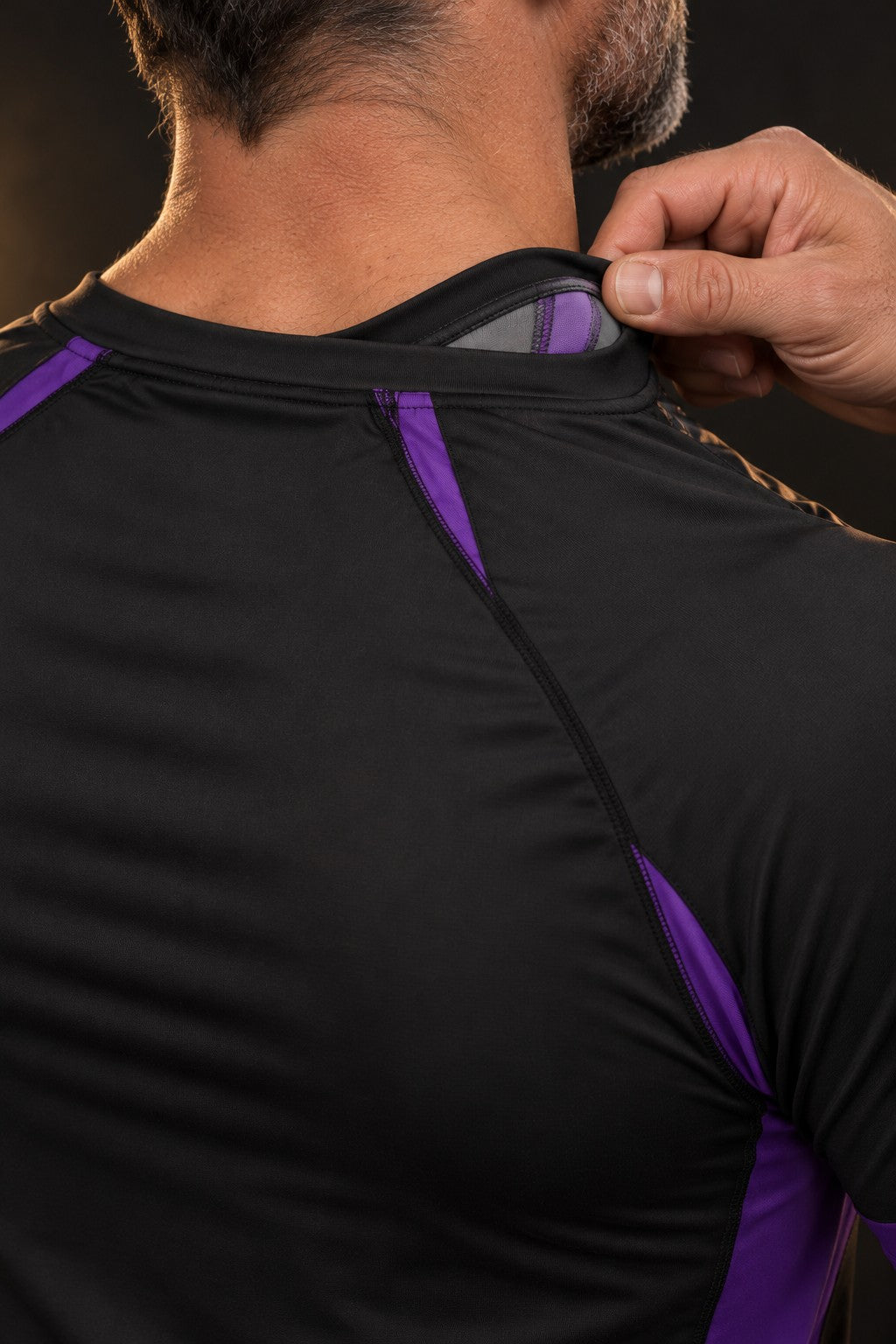 Rash guard Ranked Ceinture Violette manches courtes homme, large bande violet profond à la taille et manches violettes, fond noir