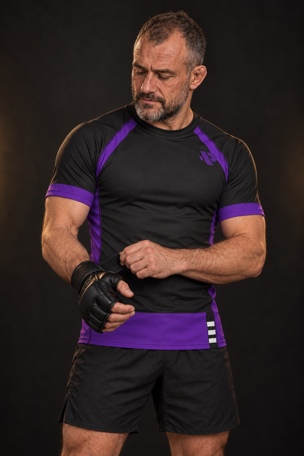 Rash guard Ranked Ceinture Violette manches courtes homme, large bande violet profond à la taille et manches violettes, fond noir