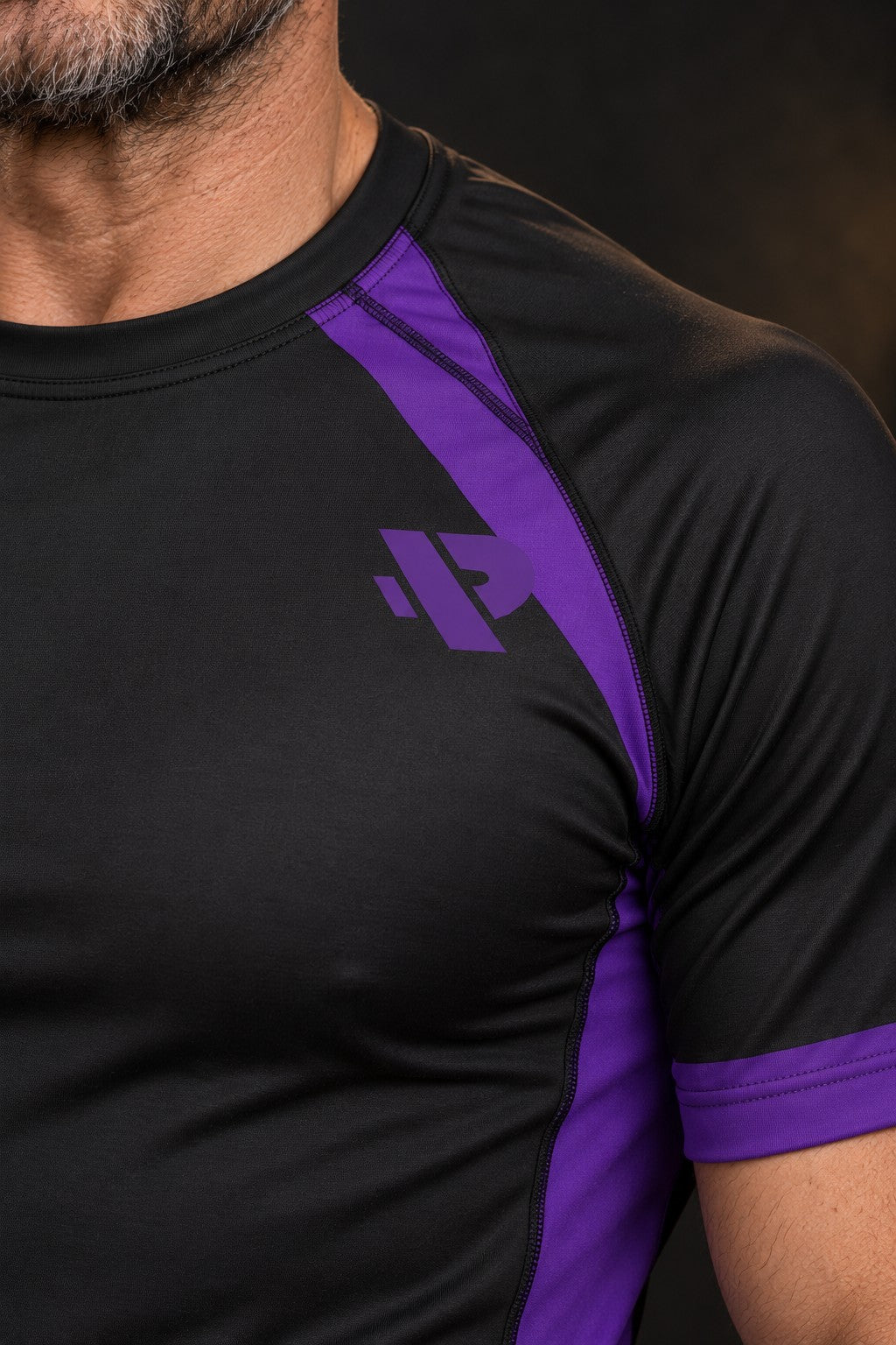 Rash guard Ranked Ceinture Violette manches courtes homme, large bande violet profond à la taille et manches violettes, fond noir