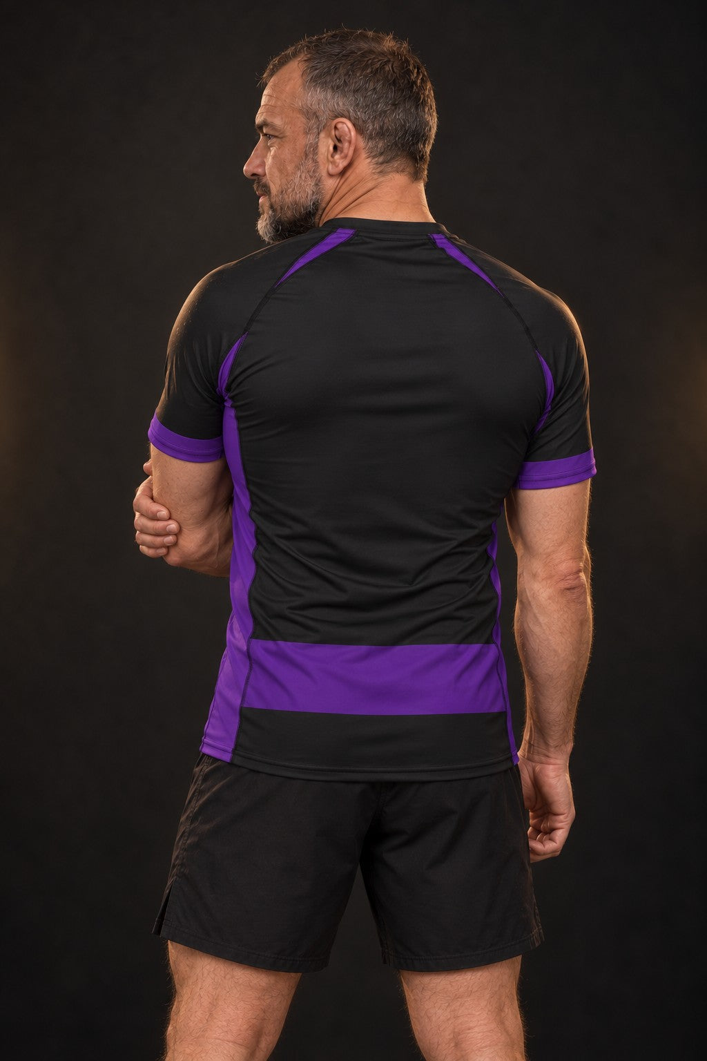 Rash guard Ranked Ceinture Violette manches courtes homme, large bande violet profond à la taille et manches violettes, fond noir, vue de dos