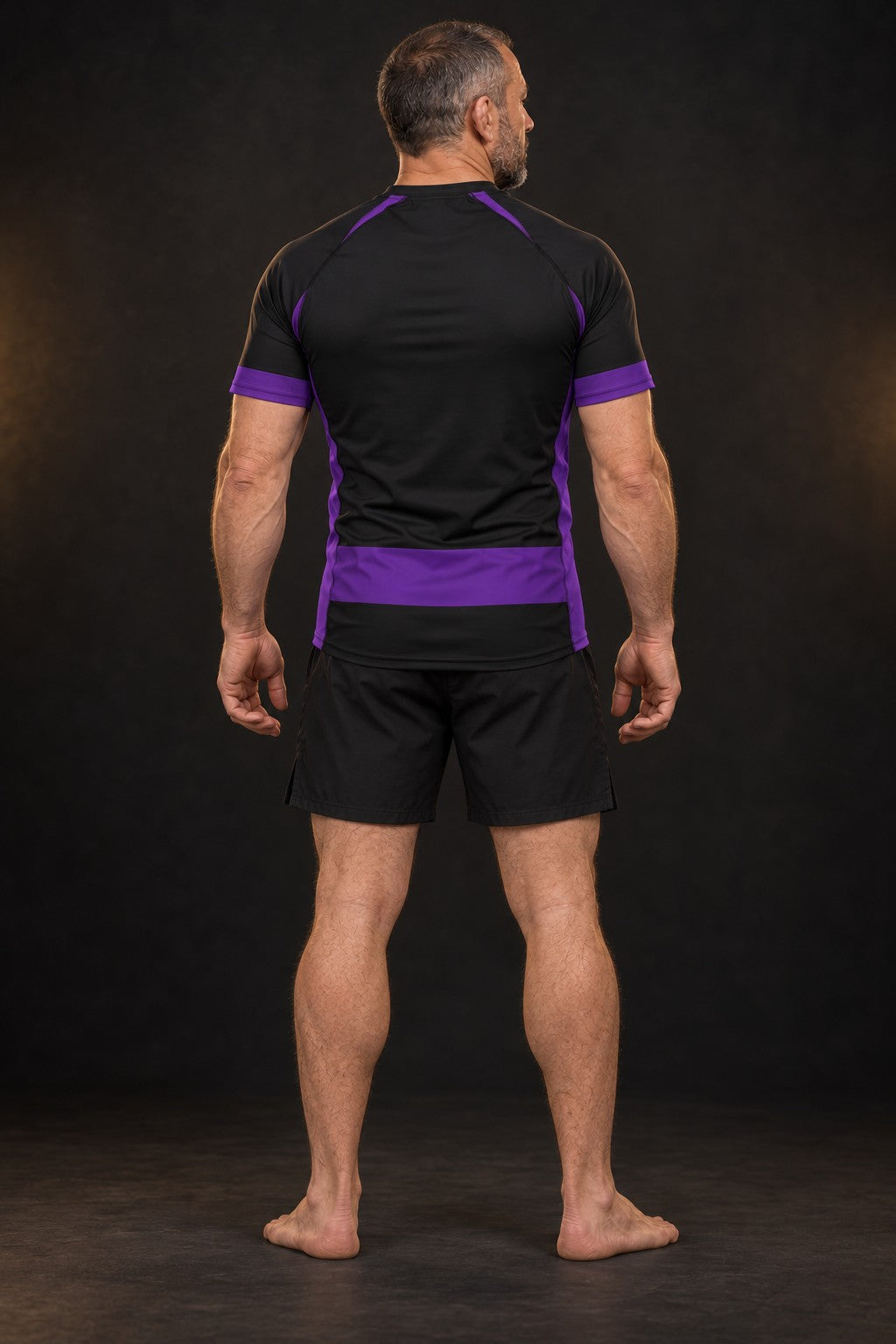 Rash guard Ranked Ceinture Violette manches courtes homme, large bande violet profond à la taille et manches violettes, fond noir, vue de dos