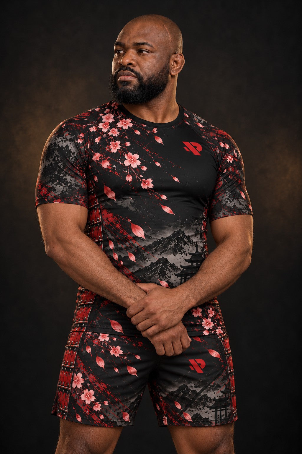 Rash guard Samouraï Armure Rouge manches courtes homme, casque et masque de samouraï laqués rouge, pétales de cerisier, vue de face