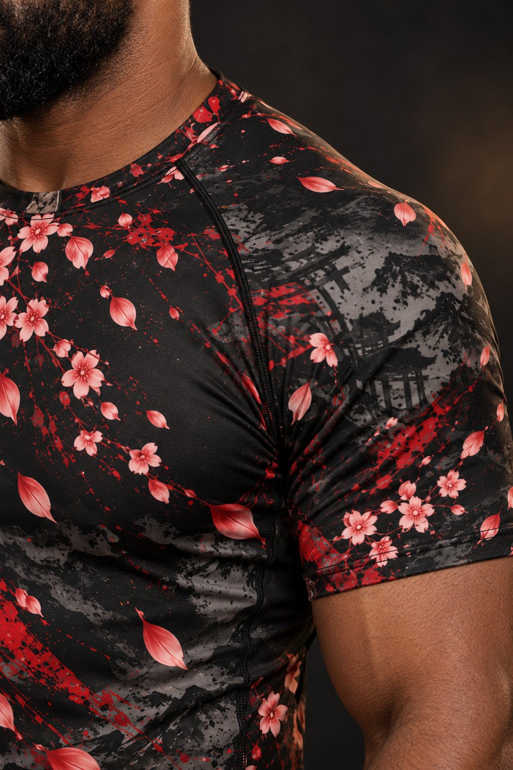 Rash guard Samouraï Armure Rouge manches courtes homme, casque et masque de samouraï laqués rouge, pétales de cerisier