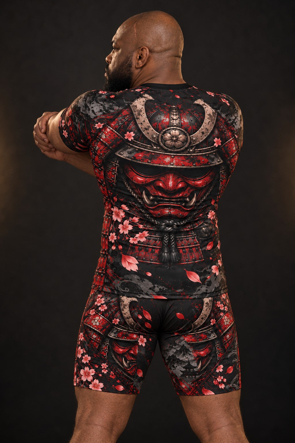 Rash guard Samouraï Armure Rouge manches courtes homme, casque et masque de samouraï laqués rouge, pétales de cerisier, vue de dos