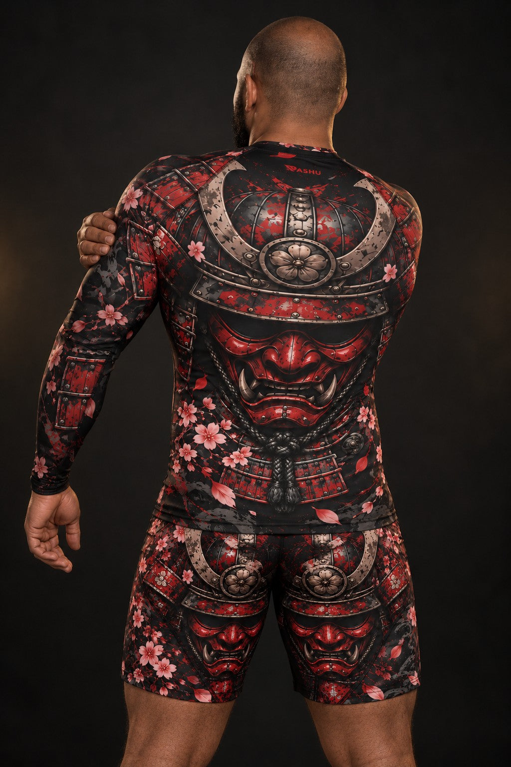 Rash guard Samouraï Armure Rouge manches longues homme, casque et masque de samouraï laqués rouge, pétales de cerisier, vue de dos