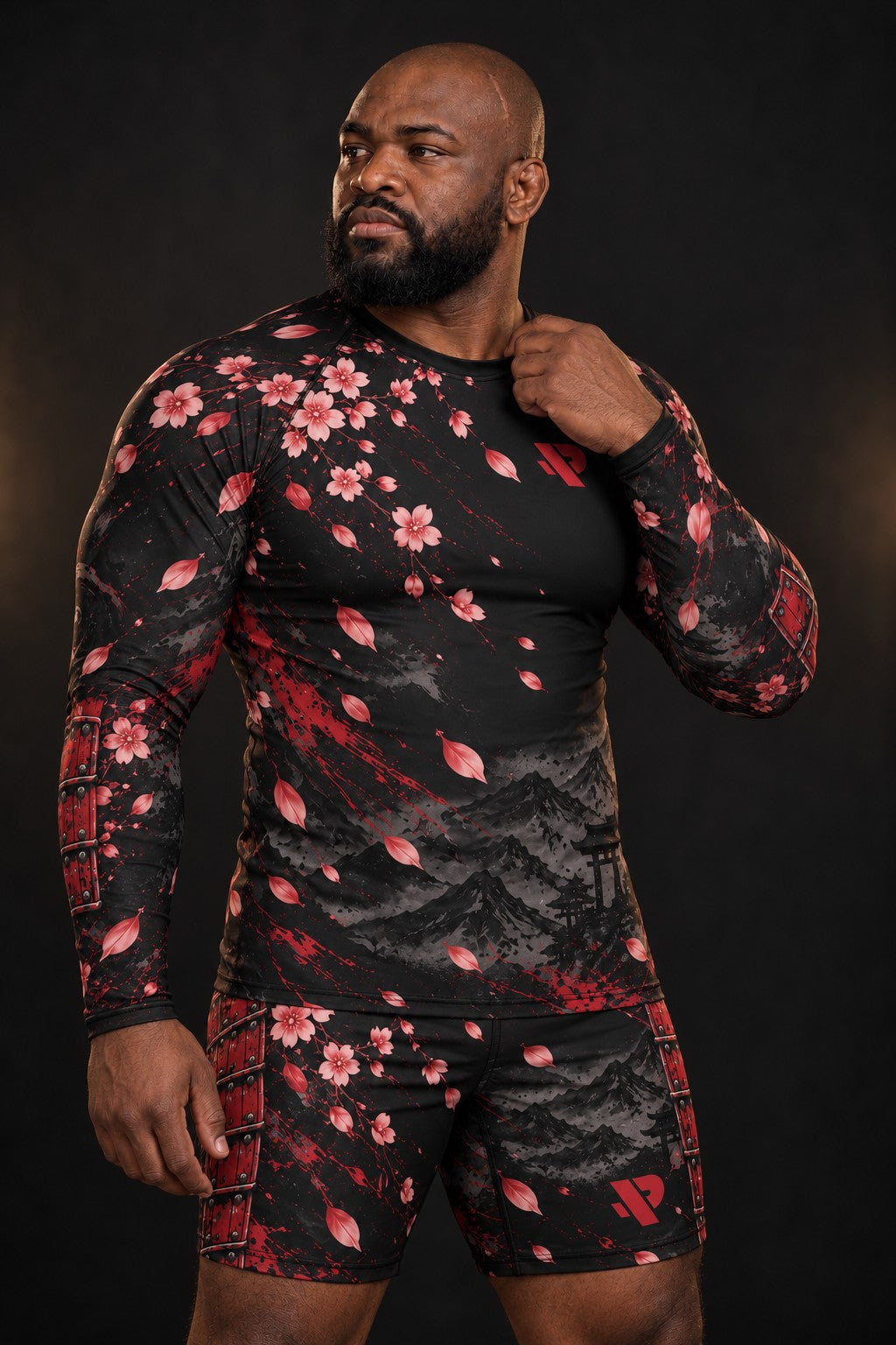 Rash guard Samouraï Armure Rouge manches longues homme, casque et masque de samouraï laqués rouge, pétales de cerisier