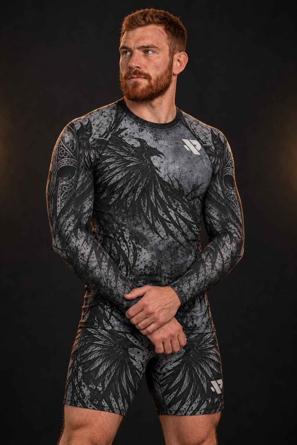 Rash guard Viking Corbeaux manches longues homme, casque viking et 2 corbeaux aux ailes ouvertes, gris et noir givré, vue de face