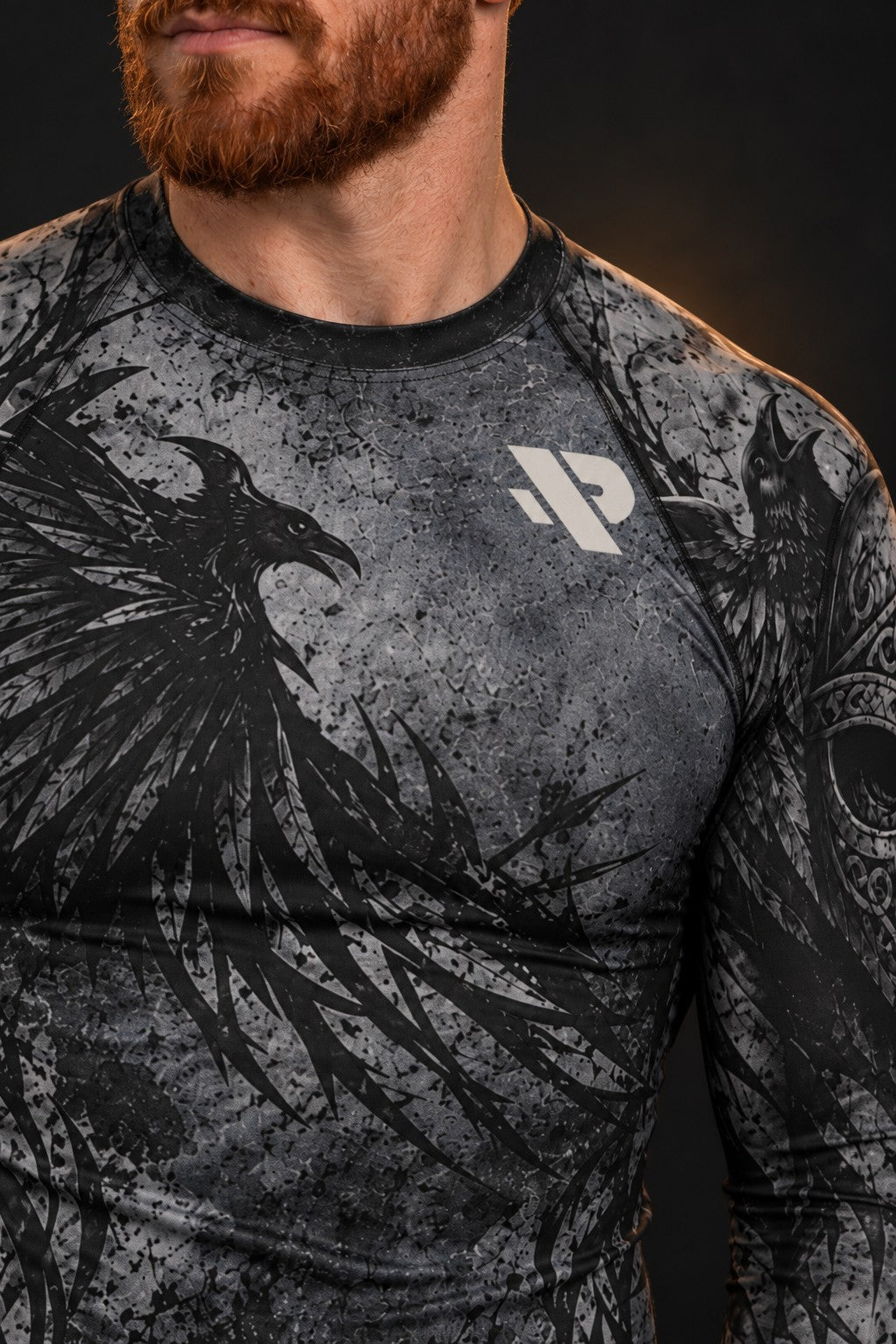 Rash guard Viking Corbeaux manches longues homme, casque viking et 2 corbeaux aux ailes ouvertes, gris et noir givré