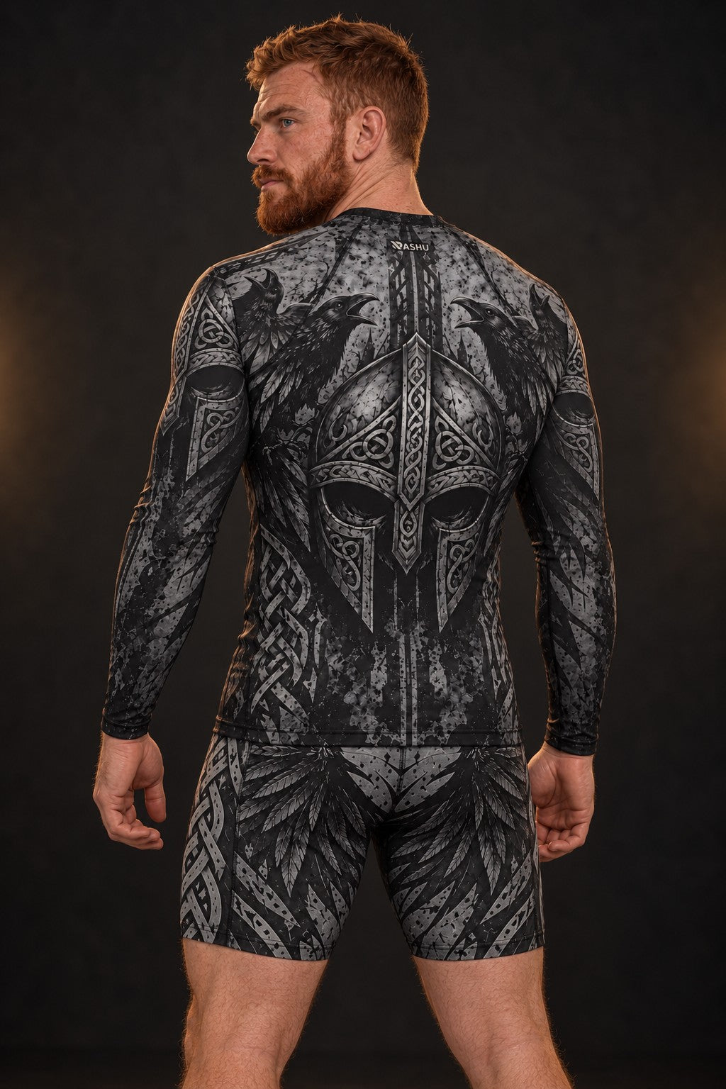 Rash guard Viking Corbeaux manches longues homme, casque viking et 2 corbeaux aux ailes ouvertes, gris et noir givré, vue de dos